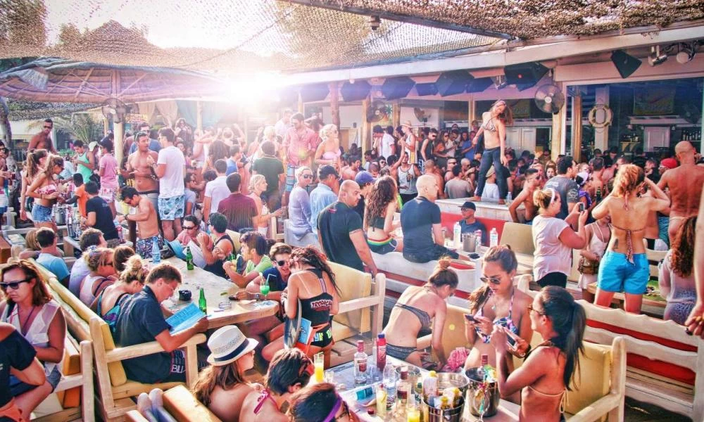 Κοσμοσυρροή στα μαγαζιά της Μυκόνου, δήλωση Βατόπουλου για κορονοϊό